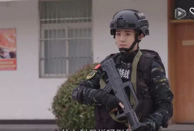 《特种兵之霹雳火》中的谢思潇,曾经的武警中尉,还养了一条黑犬.