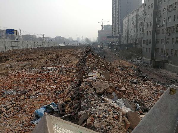 荥阳一建筑工地建筑垃圾漏天堆放 市民反映很苦恼