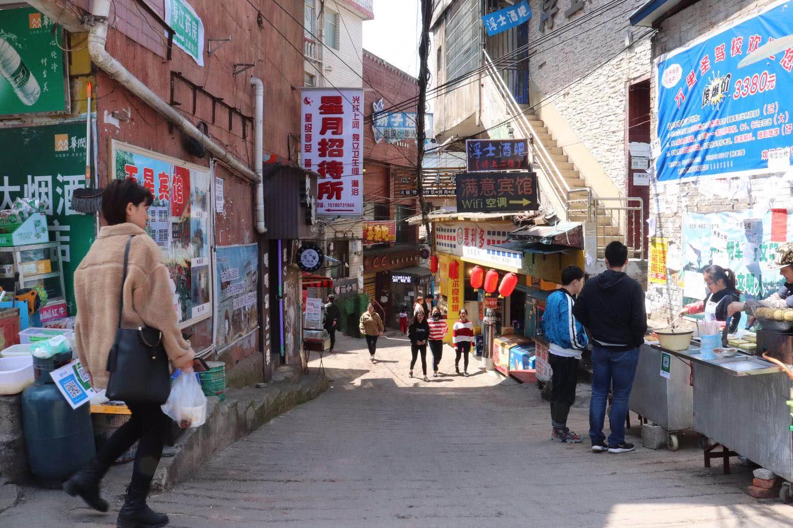 贵阳某高校藏着的这条堕落街你一定听说过