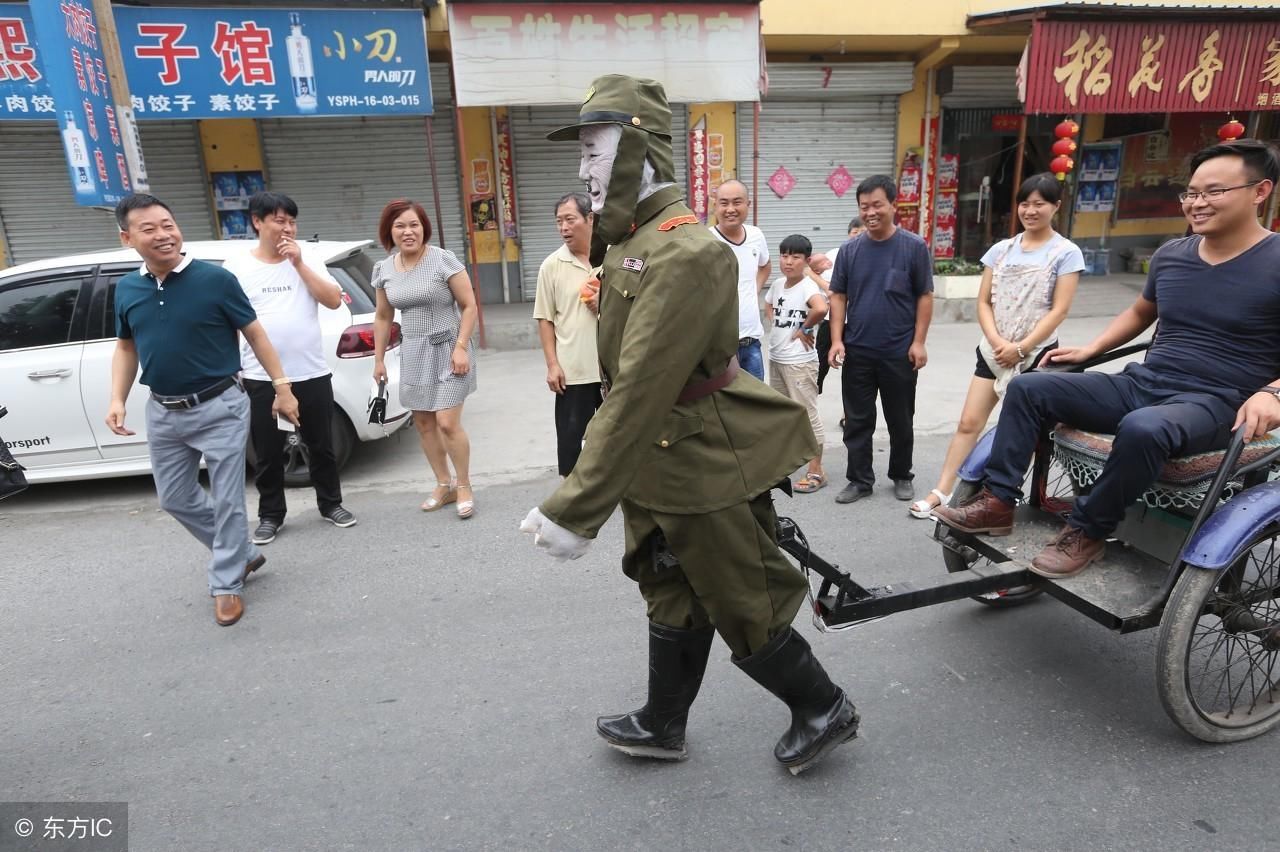 农民制作鬼子机器人为自己拉车,太解气了