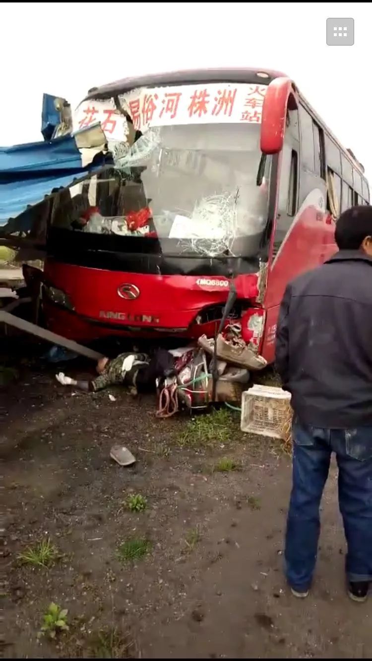 突发易俗河大鹏路发生重大交通事故一人当场死亡