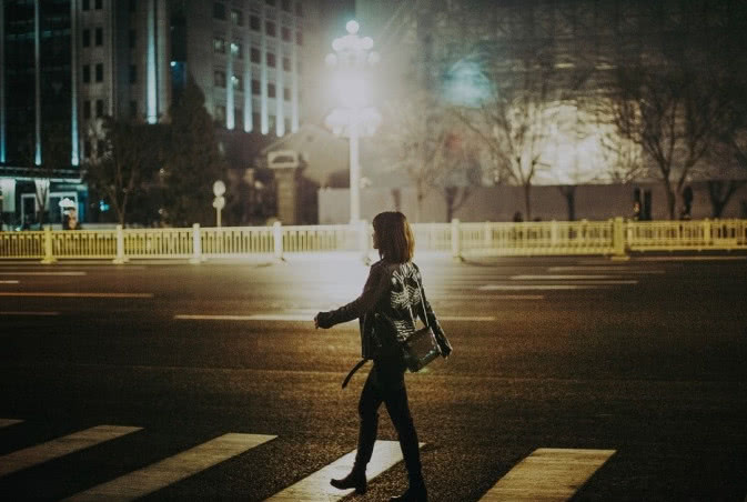 在街头上,少女气十足,这样的她真的很难让人想象她已经是一个5岁孩子