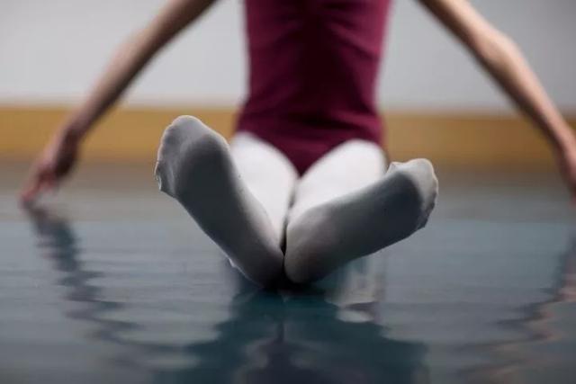舞蹈知识课堂第2课:勾绷脚的练习及注意事项