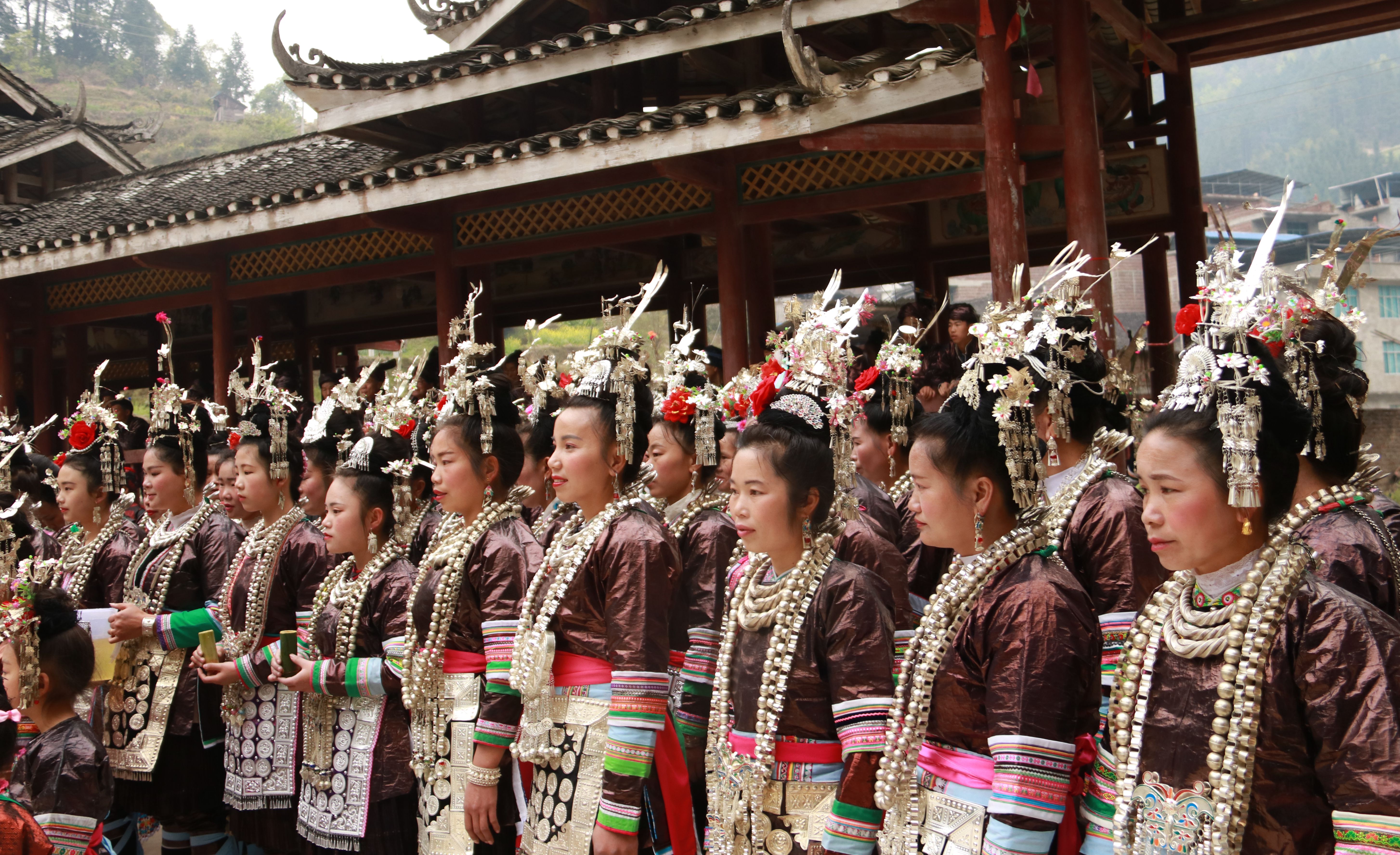 每年(二月初八)伦洞村侗寨同胞均举行盛大的"招龙"祭祀迎春耕,有吹