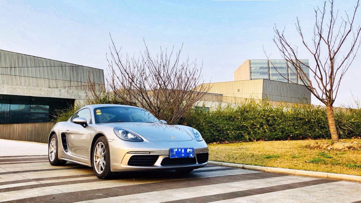 上面这张图里的保时捷718 cayman(参数|图片),确实不是白色的,而是gt