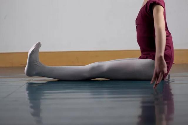 舞蹈知识课堂第2课:勾绷脚的练习及注意事项