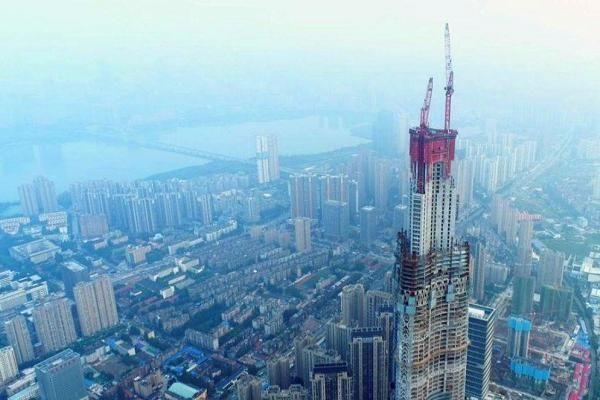 中国全球首创基建狂魔:1000米高空施工,面对8级大风毫不畏惧