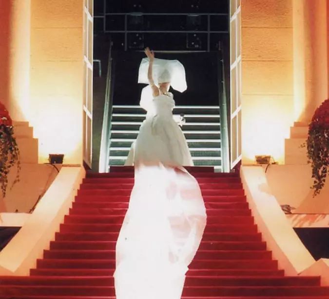 阿花的脑子里瞬间浮现出梅艳芳开告别演唱会上身穿白色婚纱挥手告别的