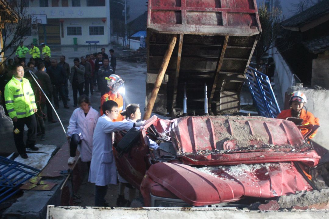 铜仁市思南县一辆自卸式小货车发生意外事故,导致车内2名驾乘人员死亡