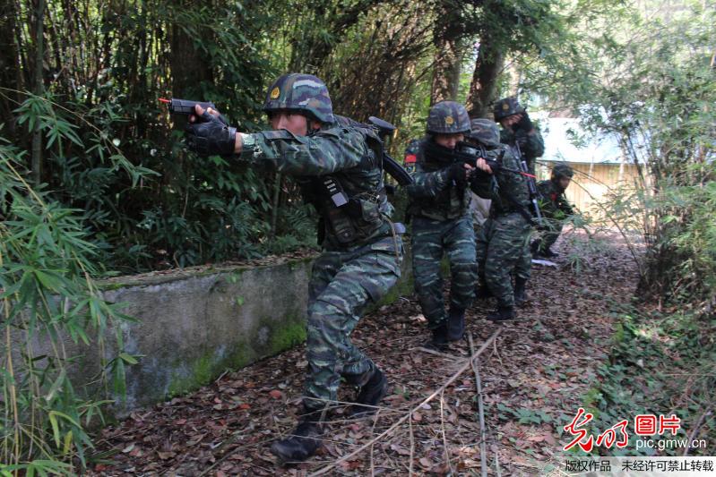 2018年3月24日,武警宜春支队特战队员在"魔鬼周"极限训练中进行战术