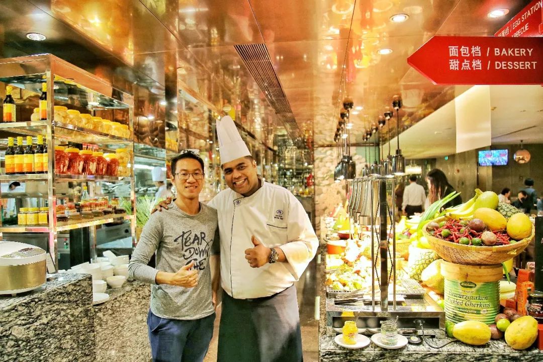 oly和hilton petaling jaya 的malay chef,badrol mohad noor