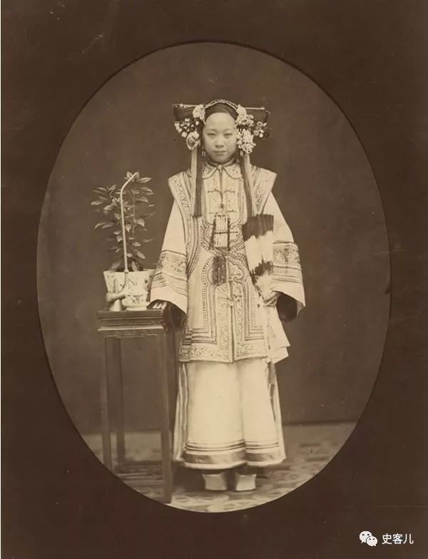 年轻满族妇女(1865-1870年)