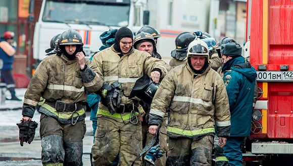 2018年3月26日,俄罗斯克麦罗沃,失火购物中心附近的消防员.