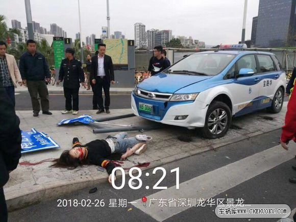 深圳一出租车疲劳驾驶冲上安全岛 一女子当街身亡