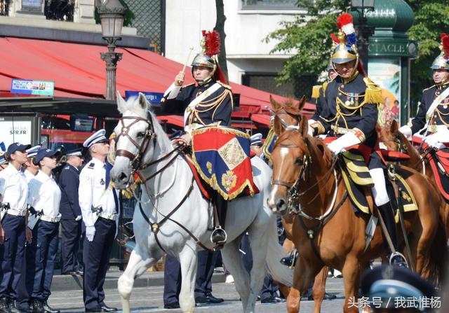 在法国巴黎,法国共和国卫队骑兵团参加一年一度的国庆阅兵式.