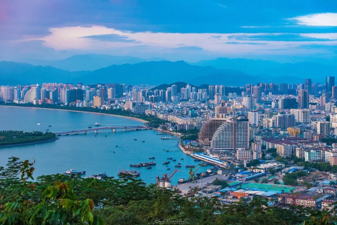 旅游 正文  大东海位于三亚市的榆林港和鹿回头之间.