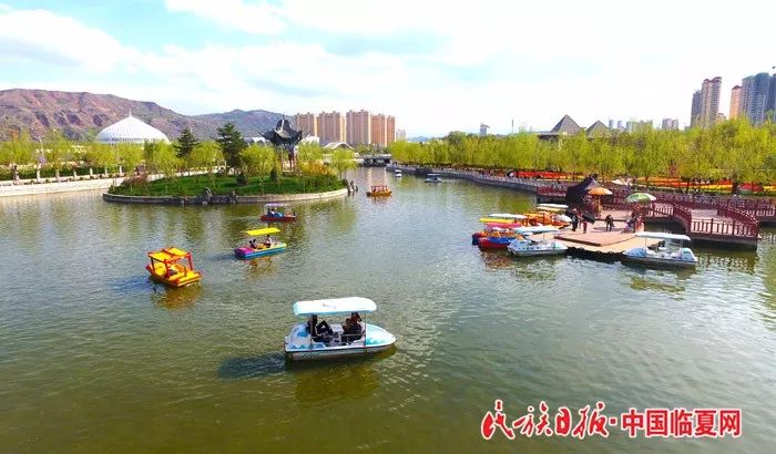 水天一色的临夏市东郊公园