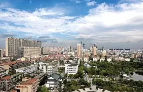 财经 正文  海门市是江苏省南通市代管的县级市,与上海隔江相望,素有"