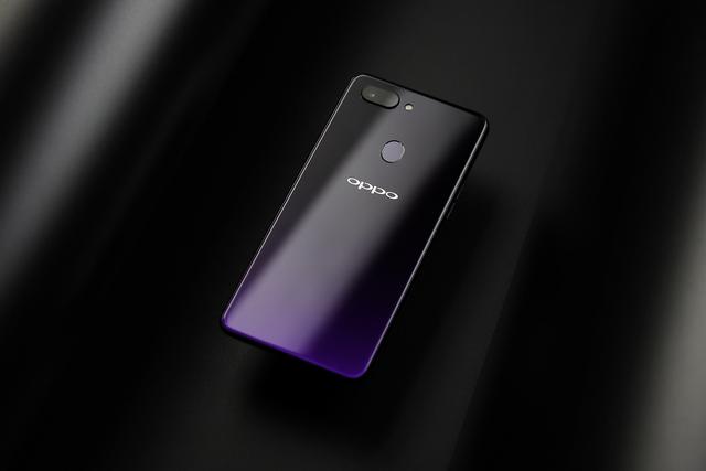 说到玻璃材质,可以追溯到初代r系列,oppo r1就采用了双面玻璃设计