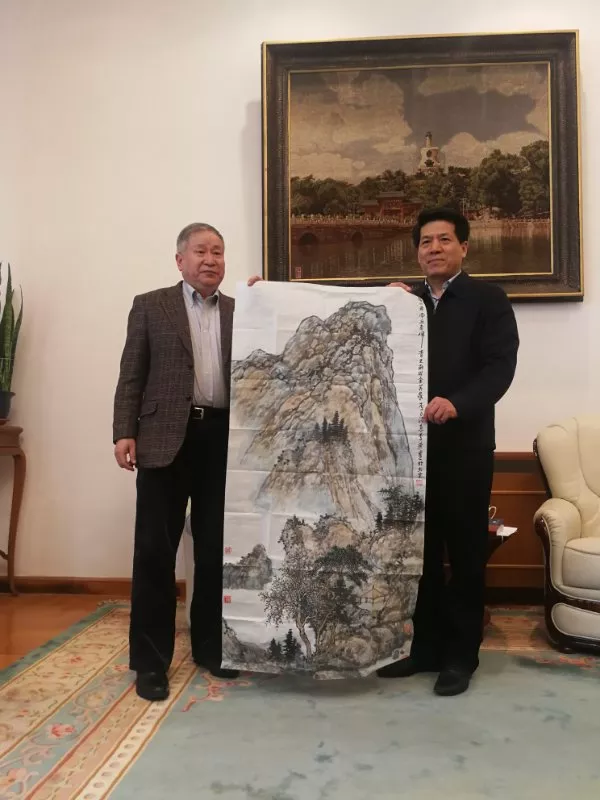 李庚院长代表访问团向大使馆赠送国画作品林宏副秘书长向李辉大使介绍