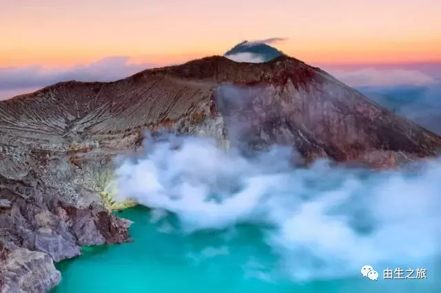 卡瓦伊真火山以盛产硫磺而著称,卡瓦伊真火山冰冷的荒山终究折服于