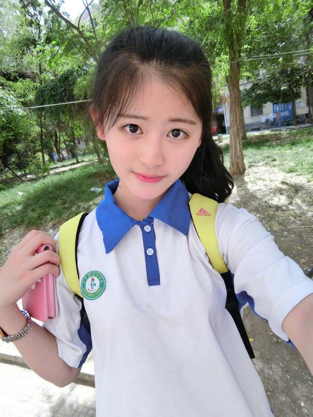 女生上传了一组身穿校服的照片,却让人不禁感叹太美,被称为"中国最美