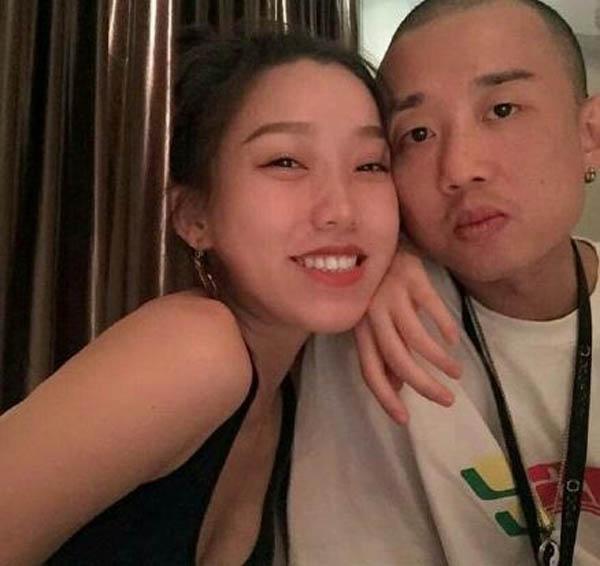 gai和女友王斯然结婚啦!手持结婚证,一脸幸福!网友:要幸福!