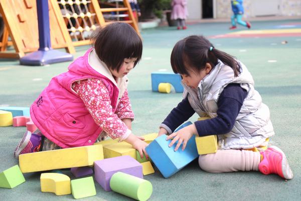 金水区新建幼儿园开展"丰富多彩的户外活动"