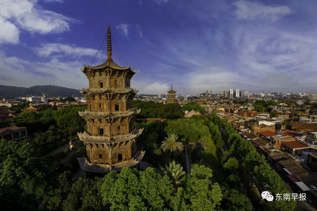 泉州城标开元寺东西塔(陈英杰 摄)