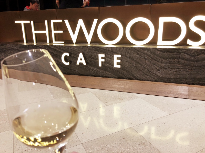 越夜越美丽的the woods cafe