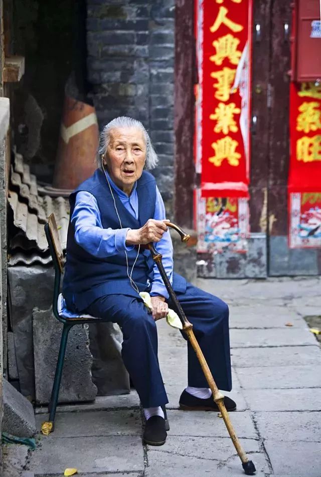 涨肚,来不及跑厕所,黑灯瞎火的出街门就地解决,老太太倒土撞上了,先是