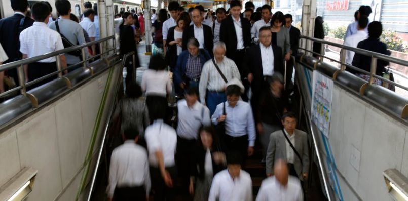 日本地铁中行色匆匆的上班族 图自《商业内幕》