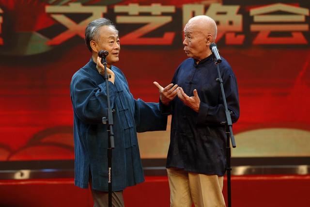 80年代初,王谦祥,李增瑞表演了相声作家廉春明的作品《风灾》一夜成名