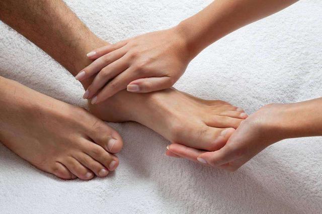 可通过局部涂抹抗真菌药治疗,白天尽可能保持双脚凉爽干燥.
