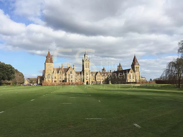 跟随英国前首相的脚步,走进这所拥有"全英最美校园"之称的切特豪斯公