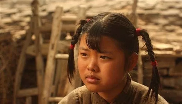 后来在《小兵张嘎》中,她饰演的朴素的农村姑娘英子,也是给人留下了