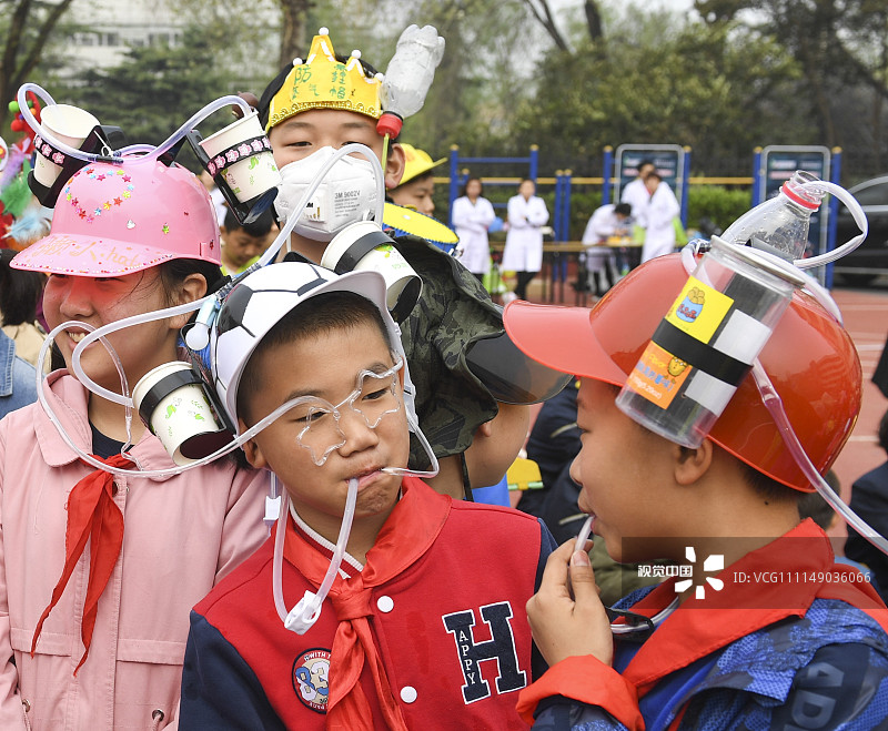 当日,在济南青龙街小学科技节上,学生们戴着自己亲手制作的各式帽子展