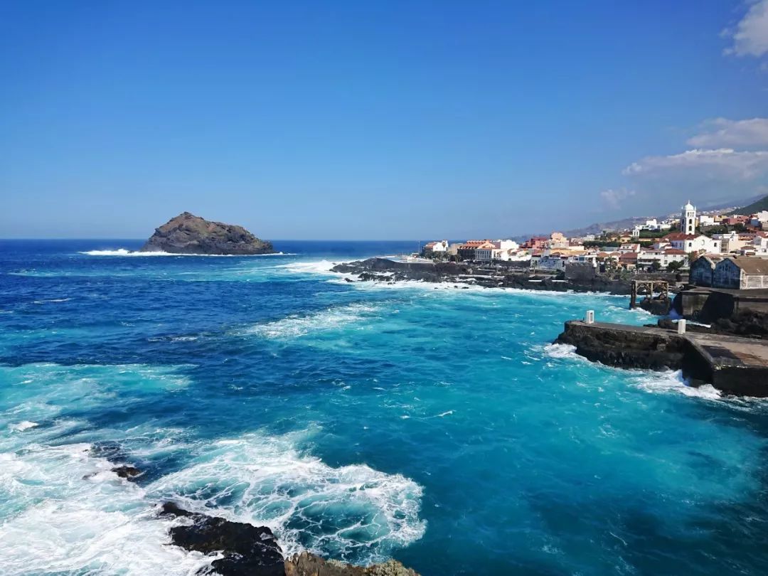 garachico小镇位于特内里费岛西部,天气晴朗时北大西洋的海水会呈现出