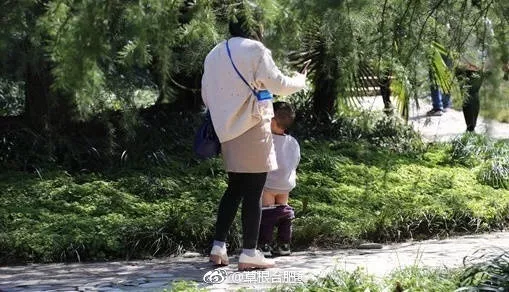 出现了一些 不和谐的"风景"▽合肥植物园 大人带着小孩随地大小便