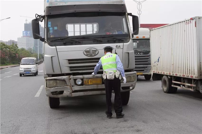 为此,禅城交警在全区范围内开展了货车违法"清零"行动,结合后台大数据