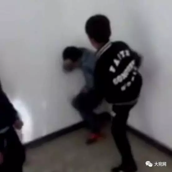 南阳发生校园欺凌事件,一男孩被多名同学连续施暴殴打