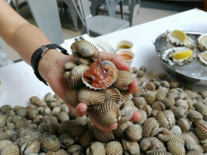 你见过这样吃血蛤的吗?盘子都不用直接倒在桌子上就开吃!