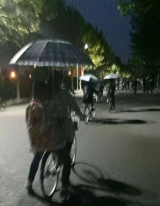 以及最可怕的雨天骑车打伞大军