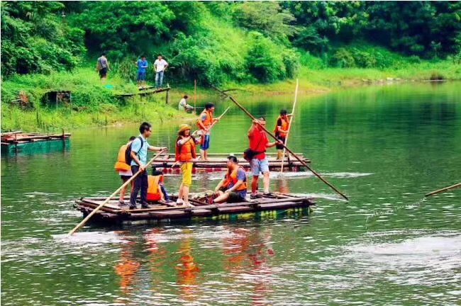 旅游 正文  【水上竹筏】可以选择水上项目,水上竹筏,划着船桨在湖中