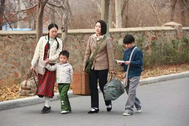 《养母的青春年华》主要讲述了一个年轻女孩林秋雯不顾家人反对,独身