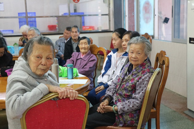 情系雷锋月，广州市天河中学学子走出校园献爱心