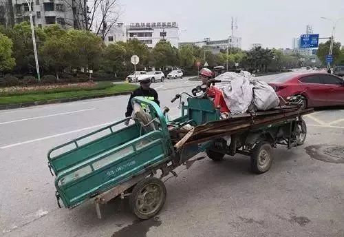 奇葩变形术:摩托车改装变三轮车,后面再拖一辆报废的三轮车!