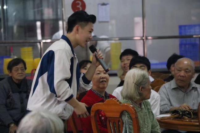 情系雷锋月，广州市天河中学学子走出校园献爱心