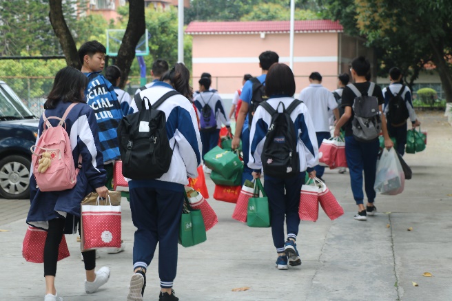 情系雷锋月，广州市天河中学学子走出校园献爱心