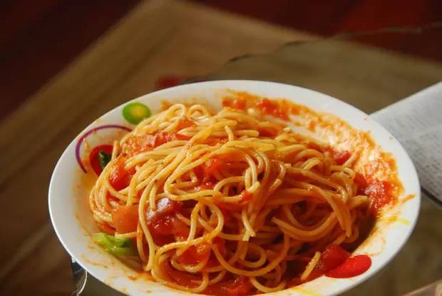 意大利面条(细圆面),肉末少许,番茄一个,洋葱半个,大蒜两瓣,番茄酱